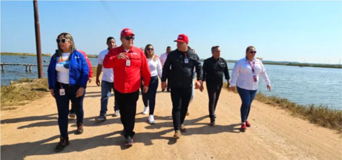 Funcionarios de PDVSA recorren instalaciones camaroneras en el estado Zulia. Crédito de imagen: Venezuela News