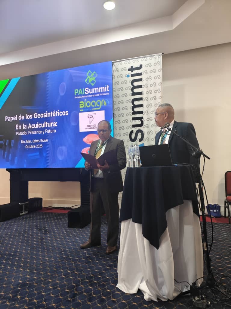 Arnaldo Figueredo presentando a Edwis Bravo previo a su ponencia