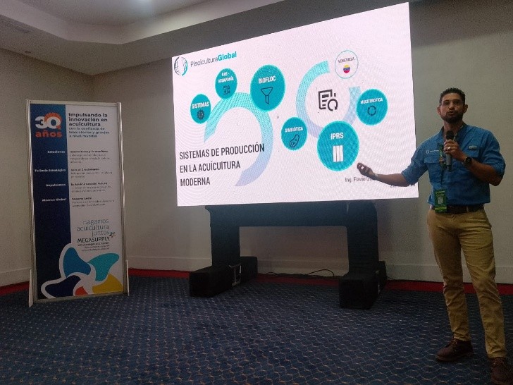 Flavio González durante su conferencia