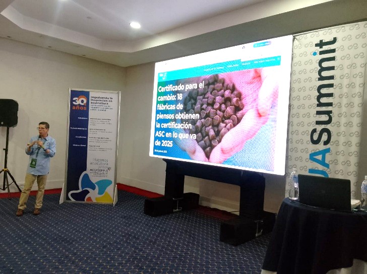 Juan Bárcenas haciendo su presentación