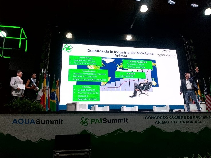 Juan Hernández hace su exposición en la plenaria