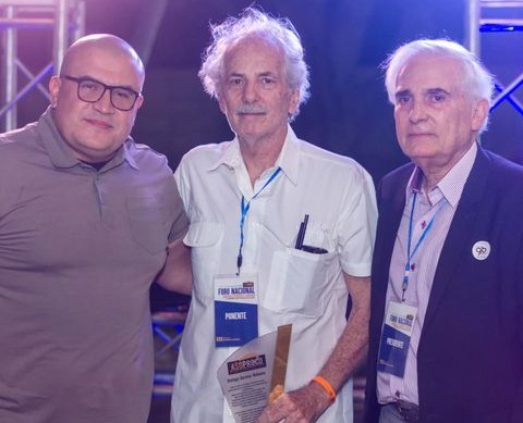 El Ministro Loyo y el Dr. Villamizar entregan un reconocimiento al Dr. Germán Robaina por su fructífera labor en la acuicultura nacional