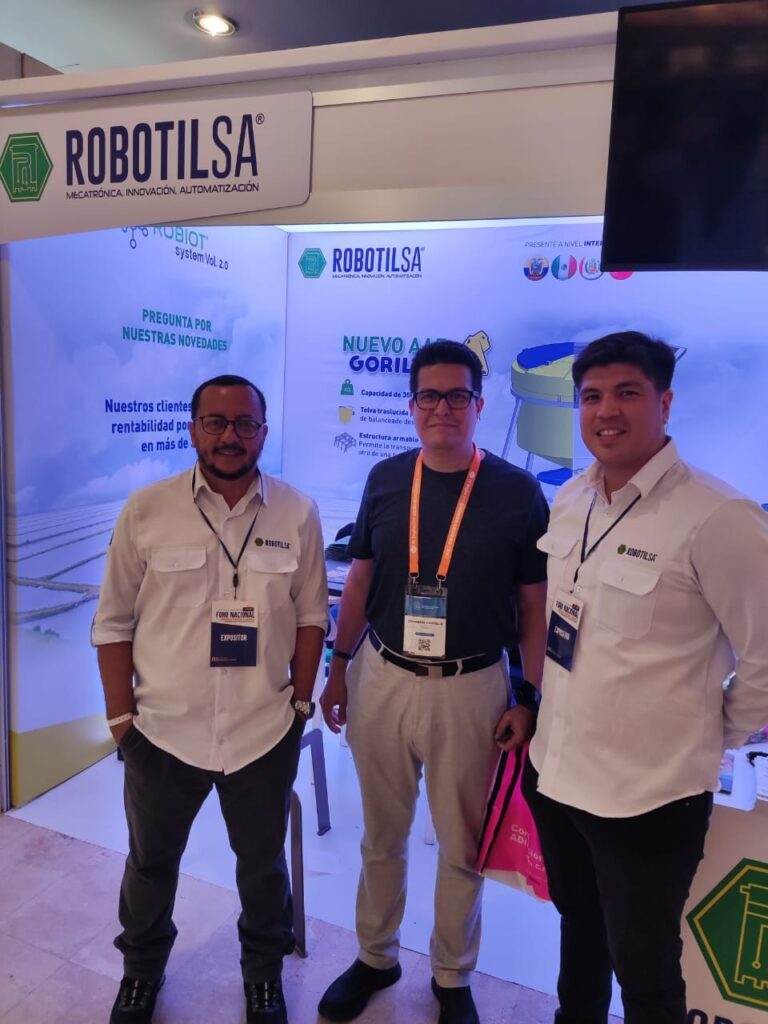 Eduardo Castillo acompaña a los expositores de Robotilsa, el asesor técnico comercial, Ing. William Azanza, y el jefe de I + i + D, Lincoln Bowen.
